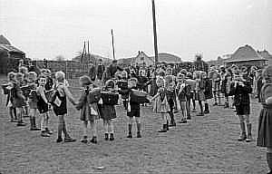 1950_55_schulhof an klocken kapelle_n_07 mit kraemer